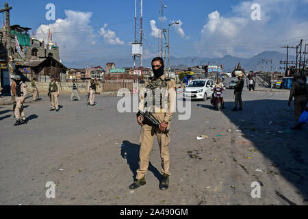 Srinagar, India. Xii oct, 2019. Un soldato di avviso sorge vicino al sito di attacco a Srinagar.decine di persone sono rimaste ferite in un attacco granata da sospetti militanti qui a Srinagar il sabato pomeriggio. L'esplosione danneggiato anche windows di veicoli parcheggiati nelle vicinanze. L'attacco arriva nonostante le strette misure di sicurezza dal centro raschiato l'articolo 370, che concede lo status speciale di Jammu e Kashmir il 5 agosto. Credito: SOPA Immagini limitata/Alamy Live News Foto Stock