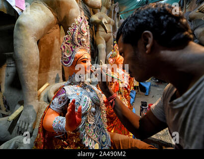 Kolkata, India. Xii oct, 2019. Un artista visto dare il tocco finale sull'idolo di dea Lakshmi al mozzo dell'artista in Kolkata.Kozagari Lakshmi puja adorato principalmente mediante il bengali indù dopo Durgapuja. Lakshmi è la dea della ricchezza secondo la mitologia indù e di essere adorato da casa in casa nella speranza di ricchezza da gli indù. Credito: SOPA Immagini limitata/Alamy Live News Foto Stock