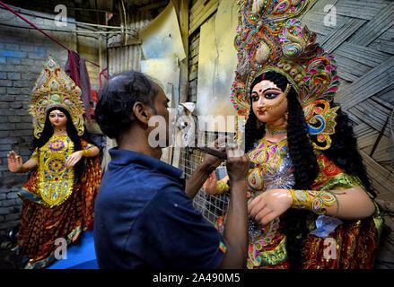 Kolkata, India. Xii oct, 2019. Un artista visto dare il tocco finale sull'idolo di dea Lakshmi al mozzo dell'artista in Kolkata.Kozagari Lakshmi puja adorato principalmente mediante il bengali indù dopo Durgapuja. Lakshmi è la dea della ricchezza secondo la mitologia indù e di essere adorato da casa in casa nella speranza di ricchezza da gli indù. Credito: SOPA Immagini limitata/Alamy Live News Foto Stock