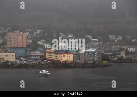 Ketchikan, Alaska, Stati Uniti - 26 Settembre 2019: Bella Vista aerea di un aeroplano atterrano su acqua nella parte anteriore di una cittadina turistica nel Foto Stock