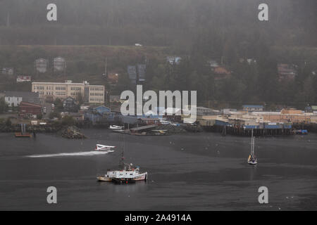 Ketchikan, Alaska, Stati Uniti - 26 Settembre 2019: Bella Vista aerea di un aeroplano atterrano su acqua nella parte anteriore di una cittadina turistica nel Foto Stock