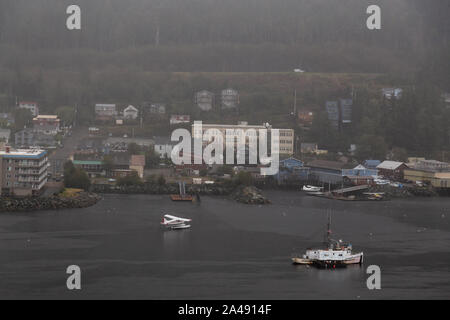 Ketchikan, Alaska, Stati Uniti - 26 Settembre 2019: Bella Vista aerea di un aeroplano atterrano su acqua nella parte anteriore di una cittadina turistica nel Foto Stock