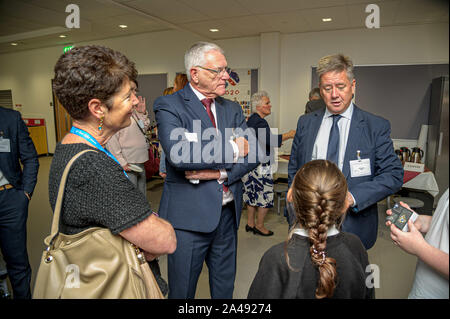 Assessore Les Sharp (C) e SNP MSP Keith Brown (R) è visto la risposta a una domanda in merito alla sorte della vecchia Santa Bernardetta RC scuola durante la cerimonia di apertura.Clackmannanshire consiglio locale e i membri del governo e del commercio ha inaugurato ufficialmente il nuovo £15m Membro dell'arte di scuola primaria e di scuola materna per entrambi Abercrombie primario e santa Bernardetta RC primario e Tulach Nursery per sostituire i vecchi edifici di invecchiamento. L'edificio, Tullibody South Campus ospita 2 scuole, asili nido e biblioteca locale. L'edificio è stato aperto da Depute leader del Partito nazionale scozzese e Clackmannan Foto Stock