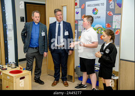 SNP MSP, Keith Brown (R) e della parrocchia il Ministro, Drew Barrie (L) sono visibili in un apprendimento precoce area per bambini con due studenti dando un tour guidato intorno al nuovo campus durante la cerimonia di apertura.Clackmannanshire consiglio locale e i membri del governo e del commercio ha inaugurato ufficialmente il nuovo £15m Membro dell'arte di scuola primaria e di scuola materna per entrambi Abercrombie primario e santa Bernardetta RC primario e Tulach Nursery per sostituire i vecchi edifici di invecchiamento. L'edificio, Tullibody South Campus ospita 2 scuole, asili nido e biblioteca locale. L'edificio è stato aperto da Depute leader della SCO Foto Stock