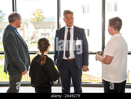 SNP MSP Keith Brown (R) e della parrocchia il Ministro ha attirato Barrie (L) sono visti discutere le funzioni di spazio per riunioni che si affaccia sul parcheggio e fuori con due studenti durante la cerimonia di apertura.Clackmannanshire consiglio locale e i membri del governo e del commercio ha inaugurato ufficialmente il nuovo £15m Membro dell'arte di scuola primaria e di scuola materna per entrambi Abercrombie primario e santa Bernardetta RC primario e Tulach Nursery per sostituire i vecchi edifici di invecchiamento. L'edificio, Tullibody South Campus ospita 2 scuole, asili nido e biblioteca locale. L'edificio è stato aperto da Depute leader dello Scottish N Foto Stock