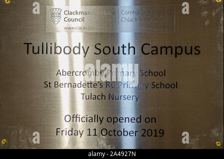 La placca di Tullibody south campus durante la cerimonia di apertura.Clackmannanshire consiglio locale e i membri del governo e del commercio ha inaugurato ufficialmente il nuovo £15m Membro dell'arte di scuola primaria e di scuola materna per entrambi Abercrombie primario e santa Bernardetta RC primario e Tulach Nursery per sostituire i vecchi edifici di invecchiamento. L'edificio, Tullibody South Campus ospita 2 scuole, asili nido e biblioteca locale. L'edificio è stato aperto da Depute leader del Partito nazionale scozzese e Clackmannanshire e Dunblane MSP Keith Brown. Foto Stock