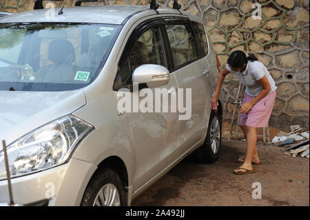 Mahabaleshwar, Maharashtra, India, Sud-est asiatico : Marzo, 2015 : bellissimo Indian giovane ragazza /lavaggio la pulizia la sua nuova vettura. Foto Stock