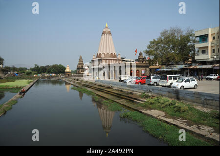 Wai, Maharashtra, India; Asia del sud-est : Mahaganpati tempio indù sulle rive del fiume Krishna noto per le sue torreggianti Ganesha statua. Foto Stock