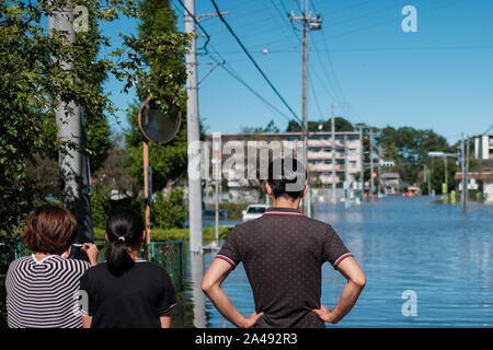 Kawagoe, Giappone. Xiii oct, 2019. Una famiglia guardare un quartiere inondati di Kawagoe city, in Giappone il 13 ottobre 2019. Potente tifone Hagibis e postumi flood strappato in tutto il paese, uccidendo 11 persone e dozzine di persone scomparse. Kawagoe. Credito: Aflo Co. Ltd./Alamy Live News Foto Stock