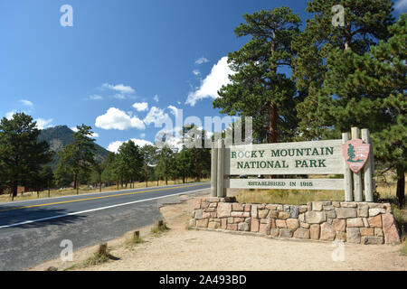 ESTES PARK, CO, Stati Uniti d'America - 28 Settembre 2019: l'ingresso al Parco Nazionale delle Montagne Rocciose in una giornata di sole. Foto Stock