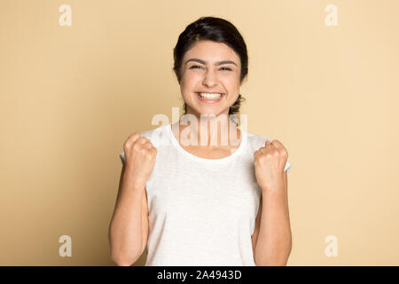 Overjoyed ragazza indiana sente euforici con grande news Foto Stock