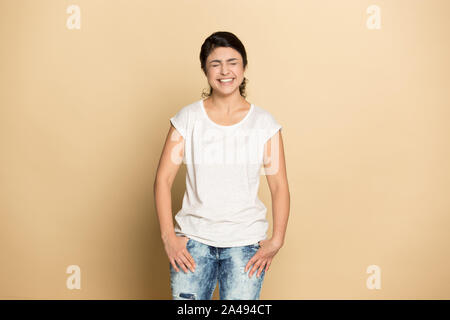 Overjoyed ragazza indiana di ridere in posa di studio Foto Stock