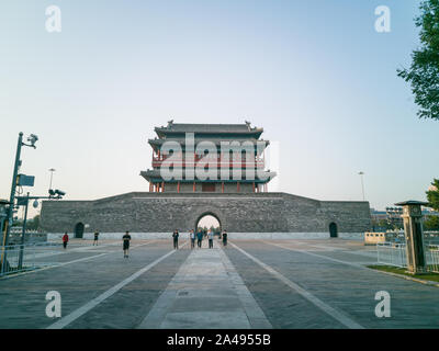 La mattina in YongDingMen Tower, ricostruita nel 2004, a Pechino in Cina Foto Stock