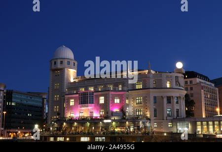 Urania observatory di notte a Vienna Austria Foto Stock