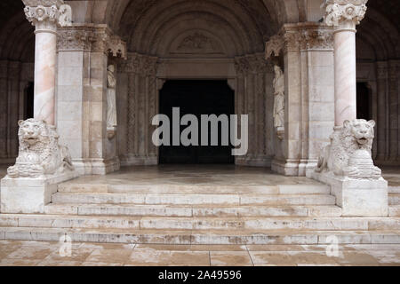 Lion statue Cattedrale di Nostra Signora di Ungheria ingresso Szeged Foto Stock