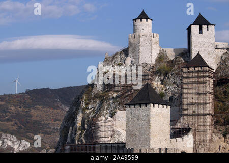 Torri di pietra e pareti di fortezza di Golubac Serbia Foto Stock