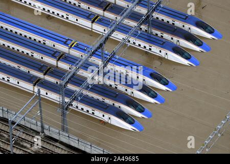 Nagano, Giappone. Xiii oct, 2019. Foto aeree prese su 13 Ottobre, 2019 mostra l'allagato Shinkansen bullet treni in Nagano, Giappone. Almeno quattro persone sono morte e circa un centinaio di feriti come di domenica mattina come Typhoon Hagibis strappato attraverso il Giappone, compresa l'area metropolitana di Tokyo, lasciando più di 250.000 famiglie a Tokyo e nelle vicine regioni senza alimentazione. Credito: Xinhua/Alamy Live News Foto Stock