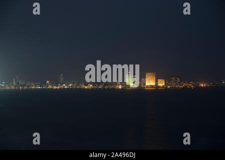 Una vista notturna di Marine Drive, Nariman Point e Cuffe Parade di tutta la baia di Malabar hill in Mumbai, India. Foto Stock