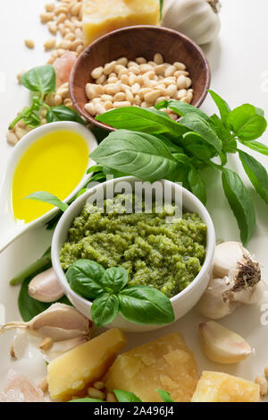 Green italiano salsa fatta in casa il pesto Foto Stock
