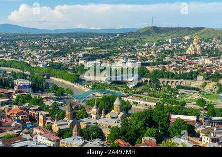 La città di Tbilisi panorama. La città vecchia, la Cattedrale di Sameba Tsminda, nuova estate Rike park, fiume Kura, la Piazza Europea e il Ponte della Pace Foto Stock