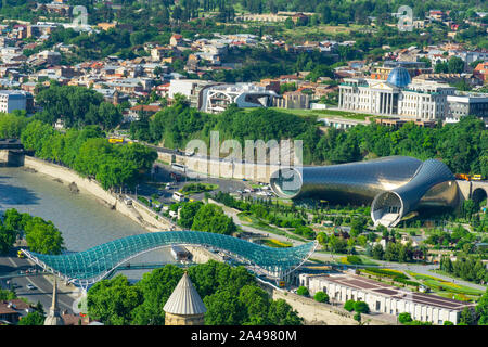 La città di Tbilisi panorama. La città vecchia, la nuova estate Rike park, fiume Kura, la Piazza Europea e il Ponte della Pace Foto Stock