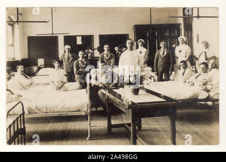 WW1 era ospedale con recupero di esercito britannico soldati, eventualmente ospedale ausiliario per i non pericolosi per la vita delle lesioni, curata dalla croce rossa di infermieri, aiuto volontario distacco o VAD , circa 1915, 1916, U.K. Foto Stock