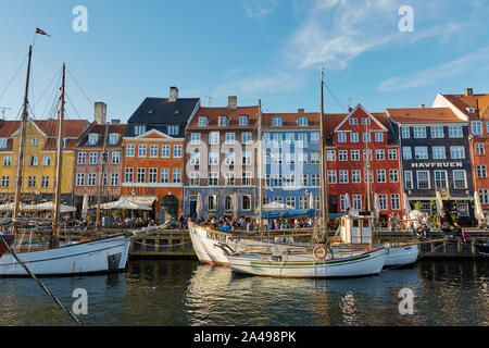 COPENHAGEN, Danimarca - 25 Maggio 2017: facciate colorate e ristoranti sul Nyhavn Embankment e vecchie navi lungo il canale di Nyhavn a Copenaghen, Danimarca Foto Stock