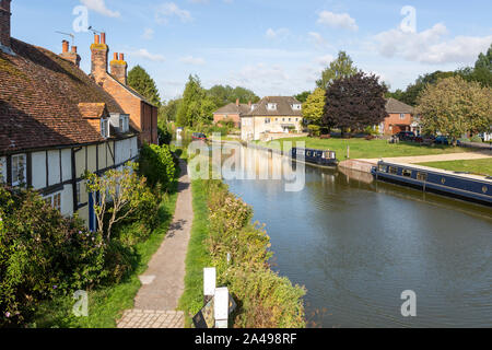 Strette barche ormeggiate sul Kennet and Avon canal nel centro della città di Manchester, Berkshire, Inghilterra, Regno Unito Foto Stock