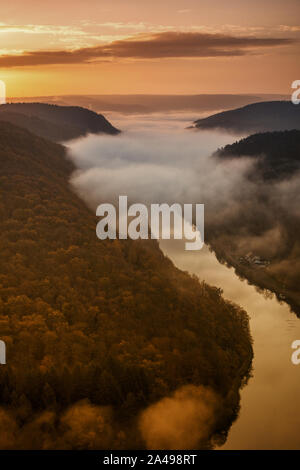 Saar Loop nella nebbia mattutina Foto Stock