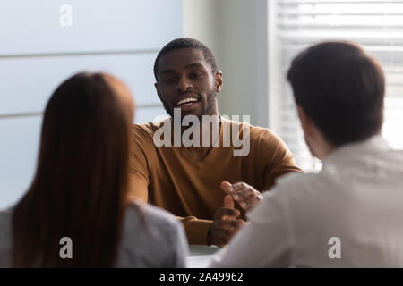 Due hr manager tenendo il colloquio di lavoro con African American richiedente. Foto Stock