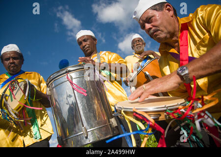 Gonçalves, Minas Gerais, Brasile - 19 Marzo 2016: Brasiliano gli uomini in costume suonando la batteria, celebrando la baldoria del re durante il carnevale Foto Stock