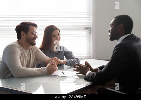 Sorridente americano africano banchiere maschio consulting giovane coppia sposata. Foto Stock