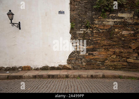 Lo stile barocco parete in una strada di ciottoli di Ouro Preto, Minas Gerais Brasile Foto Stock