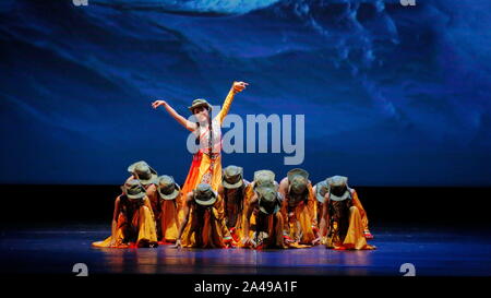 Houston, Stati Uniti d'America. Undicesimo oct, 2019. Ballerini eseguono durante uno spettacolo di danza a Houston, Texas, Stati Uniti, 11 ott. 2019. Il XIV 'Splendide Cina " spettacolo di danza è stata messa in scena venerdì notte in Houston, la quarta città più grande degli Stati Uniti, accolto da centinaia di cinesi locali e il pubblico americano. Credito: Chengyue Lao/Xinhua/Alamy Live News Foto Stock