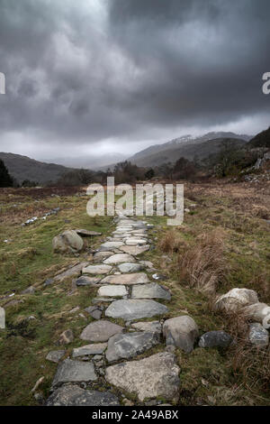 Incantevole paesaggio invernale immagine guardando lungo la valle da Crimpiau verso Mount Snowdon a distanza Foto Stock