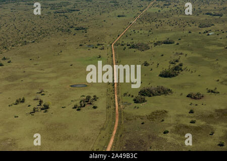 Vista aerea della strada sterrata nei vasti campi di zone umide brasiliano, sapere come Pantanal, in Aquidauana, Mato Grosso do Sul, Brasile Foto Stock