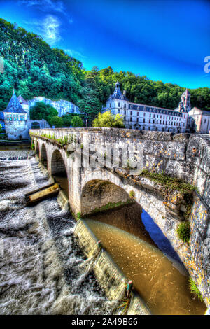 Brantome en Périgord, Francia. Il Pont Coude (angolo destro) a ponte sul fiume Dronne, con l'Abbazia di Brantome in background. Foto Stock