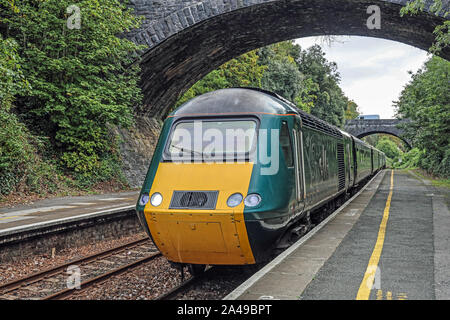 Un Great Western Railway treno arriva alla stazione di Devonport Foto Stock