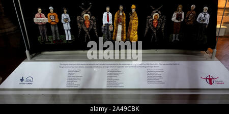 Display del funerale ricamato pall da Jacquie Binns che copriva re Richard III bara durante il suo reinterment nella cattedrale di Leicester, England, Regno Unito Foto Stock