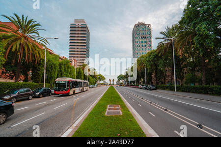 Barcellona, Spagna. Oct.19: Torri Gemelle Torre Mapfre e Hotel Arts in Port Olimpic. Barcelona, Spagna, Europa. Foto Stock