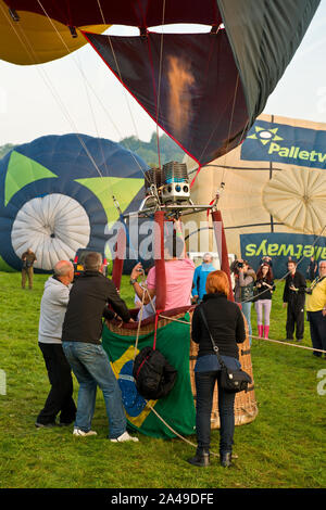 Il gonfiaggio della mongolfiera in preparazione per il lancio. Bristol International Balloon Fiesta, Inghilterra Foto Stock