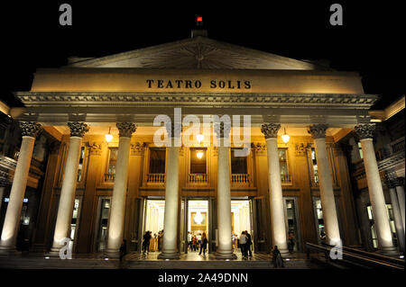 URUGUAY Montevideo, Teatro Solis di notte Foto Stock