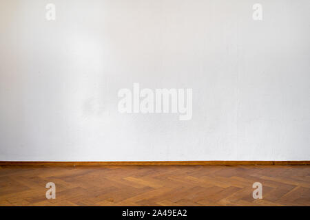 Interno di una casa con i vecchi pavimenti di legno duro - Concetto di ristrutturazione Foto Stock