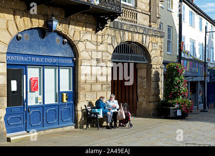 Due anziane signore chiacchierando al di fuori del Municipio, mercato, Pontefract, West Yorkshire, Inghilterra, Regno Unito Foto Stock