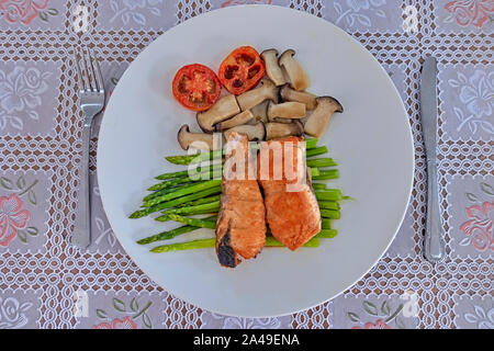Salmone alla griglia con asparagi. Pranzo sano Foto Stock