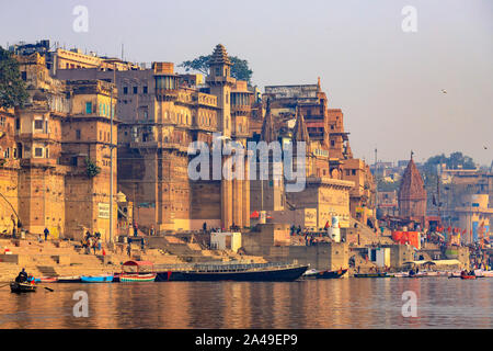 VARANASI, INDIA, 18 gennaio 2019 : sunrise caldi colori sopra Varanasi ghats e fiume Gange Foto Stock