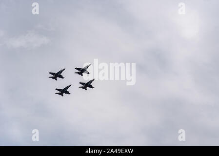 Madrid, Spagna - 12 Ottobre 2019: quattro F/A-18 Hornet jet fighters volare in formazione in spagnolo Giornata Nazionale esercito Parade. Foto Stock