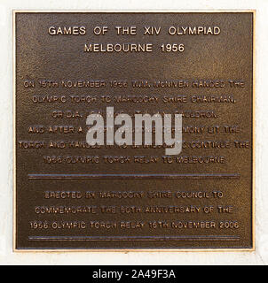 Il Melbourne 1956 Giochi Olimpici una lapide commemorativa al di fuori della Maroochy Shire Council uffici in Nambour sulla costa del sole del sud est Queensl Foto Stock