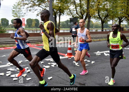 Colonia, Germania. Xiii oct, 2019. Hendrik Pfeifer e Pacemaker come corridori alla maratona di Colonia Credito: Horst Galuschka/dpa/Alamy Live News Foto Stock