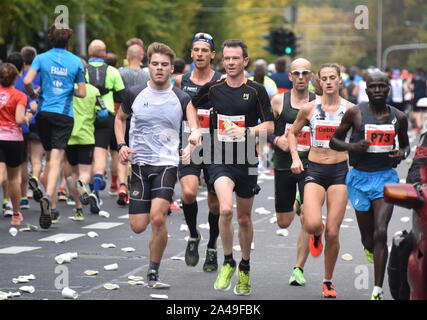 Colonia, Germania. Xiii oct, 2019. Debbie Schöneborn e Pacemaker come corridori alla maratona di Colonia Credito: Horst Galuschka/dpa/Alamy Live News Foto Stock